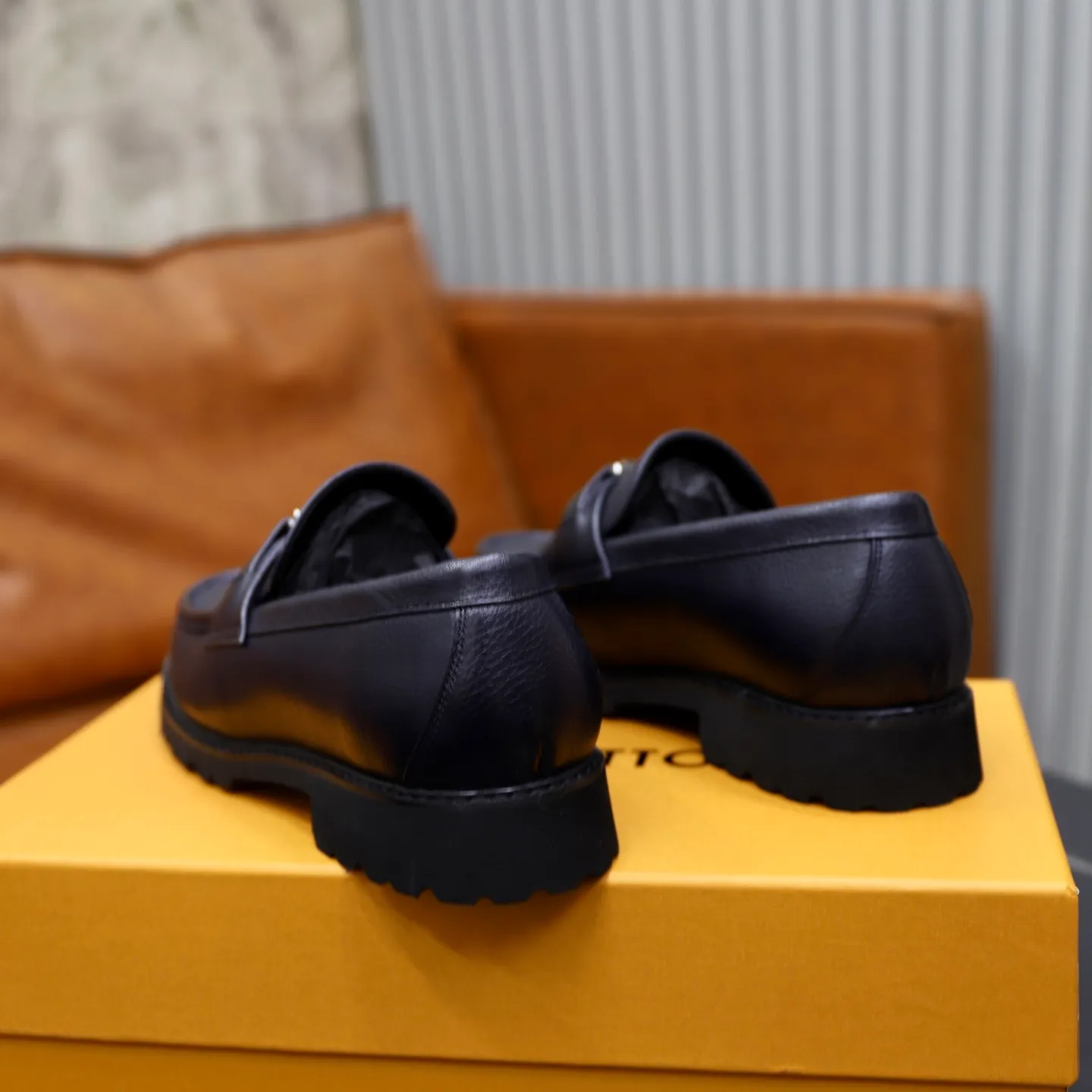 Ex-factory price: 600💰Louis Vuitton LV men's classic Oxford shoes, men's business formal boutique leather shoes, classic style, almond kernel exquisite toe, ultimate art, the whole shoe is made of imported cow leather (open edge beads), carefully selected, fine pores, excellent gloss, soft texture, strong toughness, durable and not easy to deform, apricot fetal cowhide leather lining, soft and comfortable, sweat-absorbent and breathable. Foam outsole, original box and dust bag packaging! Size: 38–44 (45/46 customized)